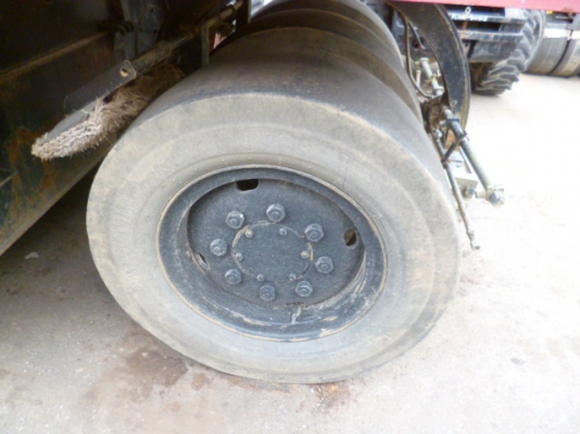 ขาย : รถบดล้อยาง7ล้อ ยี่ห้อ : DYNAPAC รุ่น : CP202W สี : เหลือง ขาย : รถบดล้อยาง7ล้อ ยี่ห้อ : DYNAPAC รุ่น : CP202W สี : เหลือง