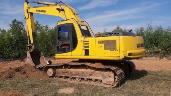 ขาย 785,000 KOMATSU PC200-6  เครื่องดี ปั้มแรง ไฟฟ้าครบ โช่หนา เอวแน่น เอกสารอินวอยท์ รถอยู่ จ.ร้อยเอ็ด 090-772-3710 090-772-3708