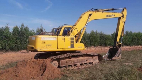 ขาย 785,000 KOMATSU PC200-6  เครื่องดี ปั้มแรง ไฟฟ้าครบ โช่หนา เอวแน่น เอกสารอินวอยท์ รถอยู่ จ.ร้อยเอ็ด 090-772-3710 090-772-3708