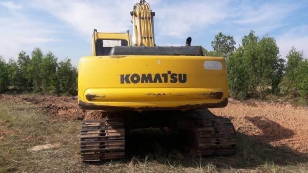 ขาย 785,000 KOMATSU PC200-6  เครื่องดี ปั้มแรง ไฟฟ้าครบ โช่หนา เอวแน่น เอกสารอินวอยท์ รถอยู่ จ.ร้อยเอ็ด 090-772-3710 090-772-3708