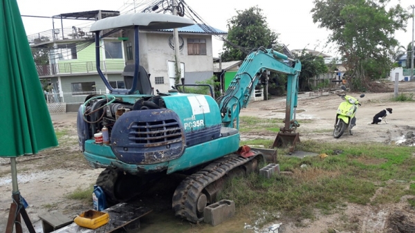 รถแบคโฮ PC35 R