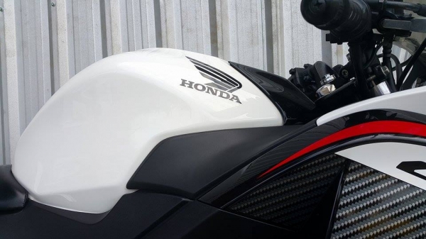 CBR150 ใหม่เอี่ยม ไมล์น้อย ราคาเหมือนลายเก่า เดิมๆขี่นิ่มเลยครับ CBR150 ใหม่เอี่ยม ไมล์น้อย ราคาเหมือนลายเก่า เดิมๆขี่นิ่มเลยครับ