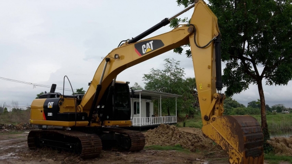 ขายรถแบคโฮ CAT 320 D2 ไมล์ 200 ชม.ราคา 3600000