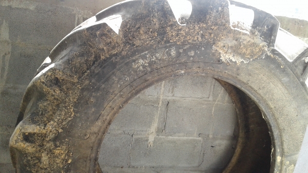 ขายตามสภาพยางรถไถขอบ28ติดมากับเอ็ม5000 อีกเส้นโดนต่อฉีกนิดหนึ่ง