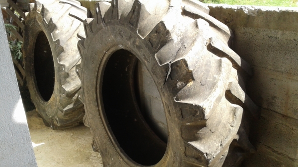ขายตามสภาพยางรถไถขอบ28ติดมากับเอ็ม5000 อีกเส้นโดนต่อฉีกนิดหนึ่ง