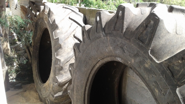 ขายตามสภาพยางรถไถขอบ28ติดมากับเอ็ม5000 อีกเส้นโดนต่อฉีกนิดหนึ่ง