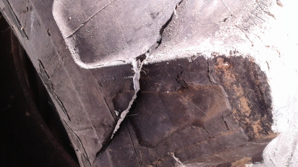 ขายตามสภาพยางรถไถขอบ28ติดมากับเอ็ม5000 อีกเส้นโดนต่อฉีกนิดหนึ่ง