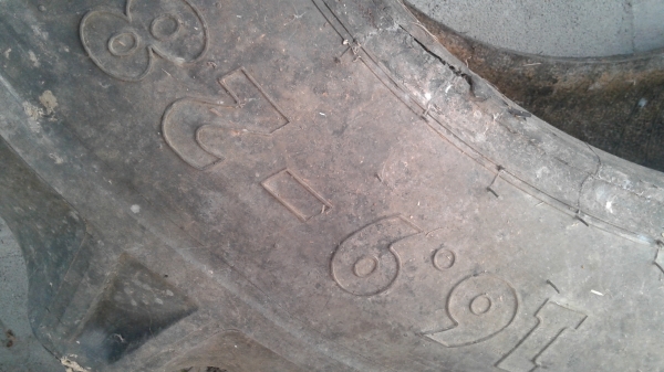 ขายตามสภาพยางรถไถขอบ28ติดมากับเอ็ม5000 อีกเส้นโดนต่อฉีกนิดหนึ่ง