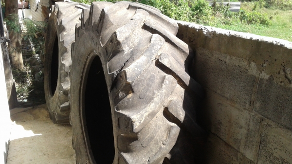 ขายตามสภาพยางรถไถขอบ28ติดมากับเอ็ม5000 อีกเส้นโดนต่อฉีกนิดหนึ่ง