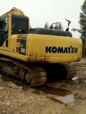 รถแม็คโคยี่ห้อ โคมัตซึ  รุ่น PC 200 - 8  ระบบคอมม่อนเรล  ใช้งาน 4,000 ชั่วโมง