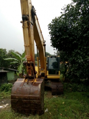 รถแม็คโคยี่ห้อ โคมัตซึ  รุ่น PC 200 - 8  ระบบคอมม่อนเรล  ใช้งาน 4,000 ชั่วโมง