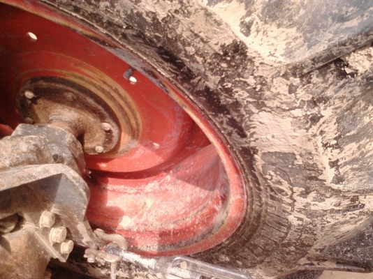 รถไถ 45 แรง DI  ปึ 53  เครื่องแห้งดี  พร้อมลุยงาน อุปกร  3 ชิ้น  ราคา  เบาฯฯ  250000 บาท    ดูรถ ที จ. ศรีสะเกษ   วันทูคอล 0986683479 dtac 0991751349 สิทธิ์ คับ