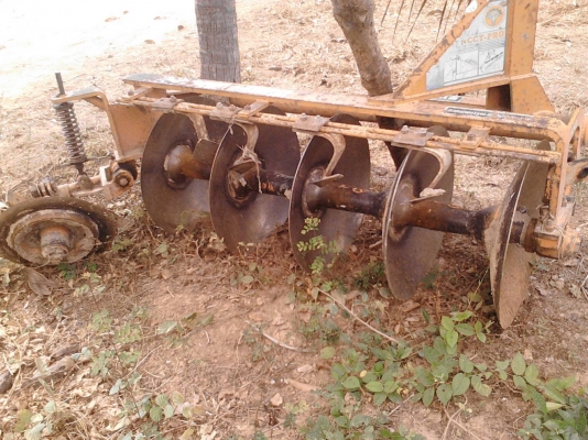 รถไถ 45 แรง DI  ปึ 53  เครื่องแห้งดี  พร้อมลุยงาน อุปกร  3 ชิ้น  ราคา  เบาฯฯ  250000 บาท    ดูรถ ที จ. ศรีสะเกษ   วันทูคอล 0986683479 dtac 0991751349 สิทธิ์ คับ