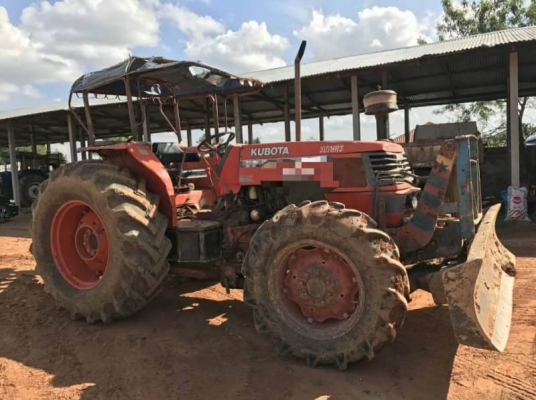 ขาย 315,000 KUBOTA M9000  สภาพพร้อมใช้งาน เครื่องเกียร์แน่น หาง 6 ไม่มีตก กำลังดี สองเพลา รถพร้อมใช้งาน (ไม่มีเล่มทะเบียน ตัวแรก) ปี 50 รถอยุ่ จ.อุบล 090-772-3710 090-772-3708