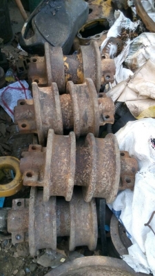 ขายลอนเลอร์ รถแทรกเตอร์ D-50  ของแท้ ตราโคมัสสุ เก่าเก็บ มี 7 ลูกครับ