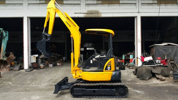 ขาย รถขุด KOMATSU รุ่น PC35MR-2- มือสองญี่ปุ่น แทรกเหล็ก สวยพร้อมใช้งาน แน่นทั้งคัน  มือถือ/LINE ID : 0818753444