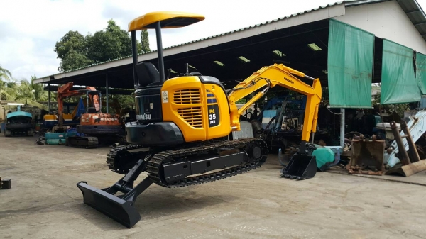 ขาย รถขุด KOMATSU รุ่น PC35MR-2- มือสองญี่ปุ่น แทรกเหล็ก สวยพร้อมใช้งาน แน่นทั้งคัน  มือถือ/LINE ID : 0818753444
