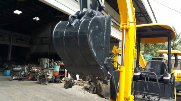 ขาย รถขุด KOMATSU รุ่น PC35MR-2- มือสองญี่ปุ่น แทรกเหล็ก สวยพร้อมใช้งาน แน่นทั้งคัน  มือถือ/LINE ID : 0818753444