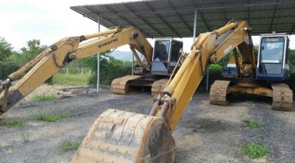 ขาย!! >>> Komatsu Pc200 รุ่น 5 มี 2 คัน <<< เบอร์ติดต่อ 098-7155789