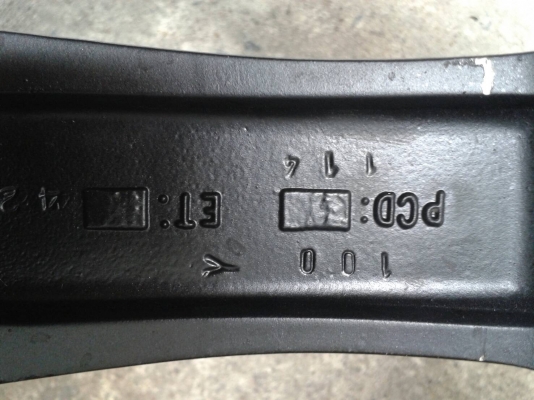 ขอบ17นิ้ว4รู100/114 พร้อมยาง ชุดนี้ ราคา 5900 บาท