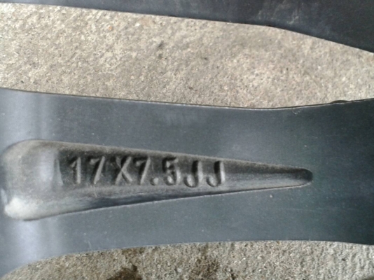 ขอบ17นิ้ว6รู ชุดนี้ ราคา 7500 บาท