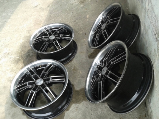 ขอบ17นิ้ว6รู ชุดนี้ ราคา 7500 บาท