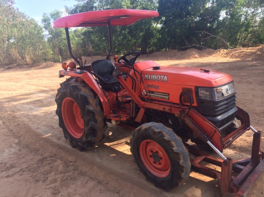 139000บาทครับ L3408 เดิมๆพร้อมใช้ แถมอุปกรณ์ดันดินหน้า ผานหลัง เครื่องดีครับ เกียร์ดี ไฮดรอลิกส์ดีครับ ขายถูกๆกันเลย