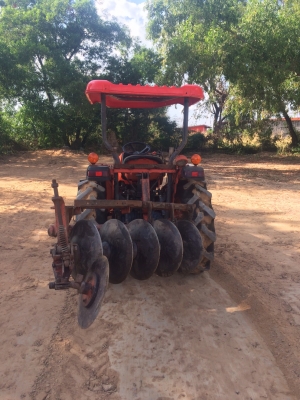 139000บาทครับ L3408 เดิมๆพร้อมใช้ แถมอุปกรณ์ดันดินหน้า ผานหลัง เครื่องดีครับ เกียร์ดี ไฮดรอลิกส์ดีครับ ขายถูกๆกันเลย