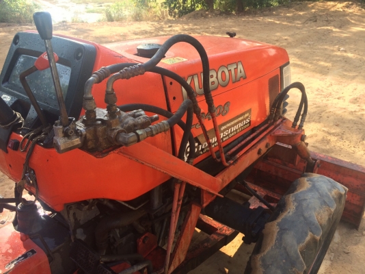 139000บาทครับ L3408 เดิมๆพร้อมใช้ แถมอุปกรณ์ดันดินหน้า ผานหลัง เครื่องดีครับ เกียร์ดี ไฮดรอลิกส์ดีครับ ขายถูกๆกันเลย