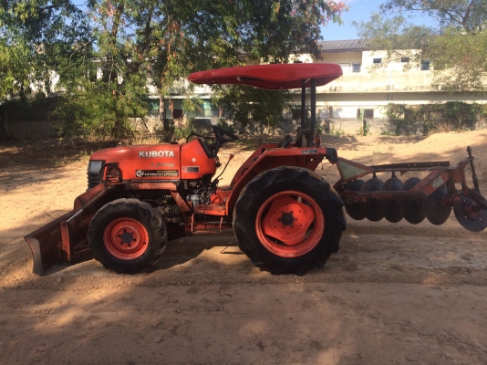 139000บาทครับ L3408 เดิมๆพร้อมใช้ แถมอุปกรณ์ดันดินหน้า ผานหลัง เครื่องดีครับ เกียร์ดี ไฮดรอลิกส์ดีครับ ขายถูกๆกันเลย