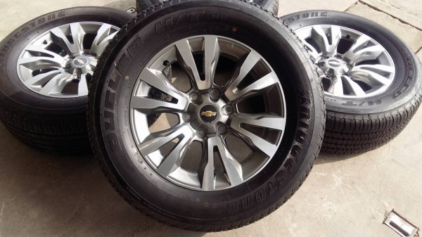 ขายล้อแม็กป้ายแดง trailblazer 18" พร้อมยางปี16  สนใจติดต่อ ร้าน ก.เจริญการยางครับ 081-3747940