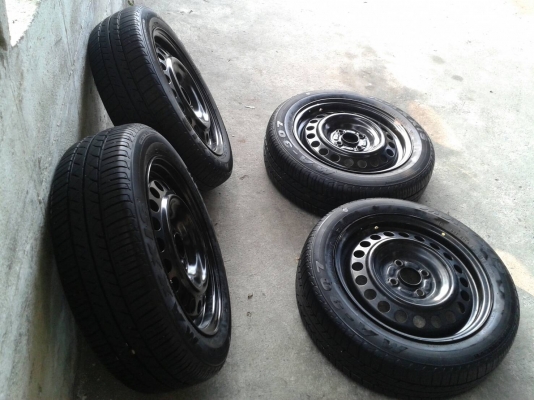 ล้อกะทะขอบ15นิ้ว4รู100 พร้อมยาง ชุุดนี้ ราคา 1900 บาท