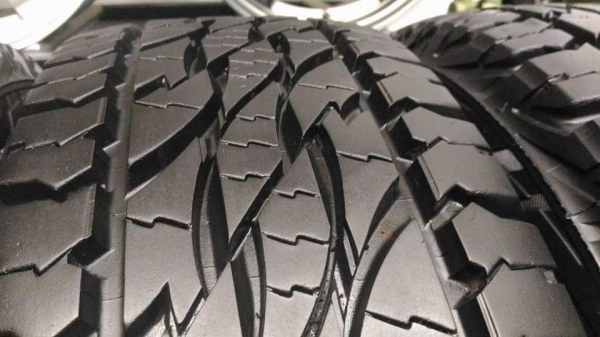 ยาง Bridgestone Dueler AT  225 70 15 ผลิตปี 2014 ลงพื้นปี 2016 ดอกหนา เนื้อนิ่ม ไม่มีปะ ทั้งชุด 6,800.- ใส่ถ่วงฟรี เปลี่ยนจุ๊บใหม่ฟรี