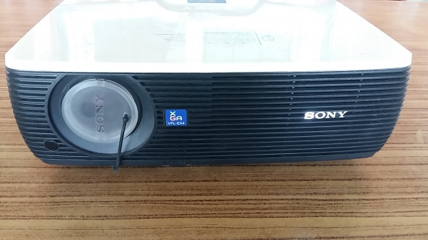 ขาย เครื่องฉายโปรเจคเตอร์ มือสอง Sony รุ่น XGA VPL-EX4 สภาพสวยมากใช้ได้เลยค่ะ ขาย เครื่องฉายโปรเจคเตอร์ มือสอง Sony รุ่น XGA VPL-EX4 สภาพสวยมากใช้ได้เลยค่ะ