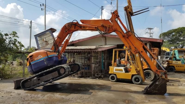 ขายด่วนรถแบคโฮHITACHIฮีตาชิEX55URเทียบเท่าPC60อาร์มสไลย์เบนซ้ายขวาคอลโทลสั้นปั้มนี้วปั้มแรงประหยัดชั่วโม่งทำงานน้อยแค่8,234รถนอกเพิ่งนำเข้ามาใหม่ยังไม่เคยใช้งานในเมืองไทยเลย