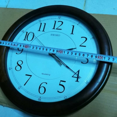 500บ.ส่งฟรี 083-2000058 IDline : line832923 นาฬิกา SEIKO หน้าปัดพื้นขาวตัวเลขสัดำ เป็นขอบไม้โต 33 CM. 500บ.ส่งฟรี 083-2000058 IDline : line832923 นาฬิกา SEIKO หน้าปัดพื้นขาวตัวเลขสัดำ เป็นขอบไม้โต 33 CM.