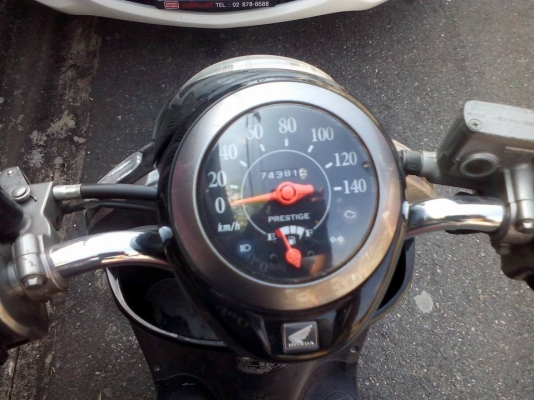 ขาย Honda Scoopy i ปี 55 รุ่นไฟเลี้ยวบังลม U-BOX ใหญ่ เครื่องดีเดิมๆไม่หลวมเปลี่ยนน้ำมันเครื่องบ่อย วิ่งเยอะหน่อย ชุดสีมีรอยและแตก ฝากระเป๋ากับฝาครอบไฟหน้าแตก ตามรูป ** รถขับเข้าและจอดที่สำเพ็งทุกวันเลยมีรอยเยอะ ** ภาษีเต็มเล่มพร้อมชุดโอน