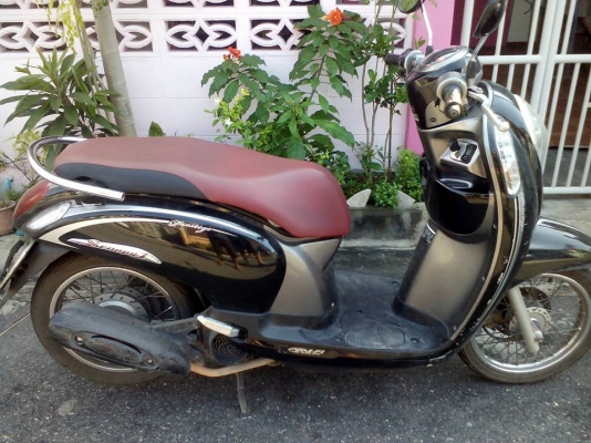 ขาย Honda Scoopy i ปี 55 รุ่นไฟเลี้ยวบังลม U-BOX ใหญ่ เครื่องดีเดิมๆไม่หลวมเปลี่ยนน้ำมันเครื่องบ่อย วิ่งเยอะหน่อย ชุดสีมีรอยและแตก ฝากระเป๋ากับฝาครอบไฟหน้าแตก ตามรูป ** รถขับเข้าและจอดที่สำเพ็งทุกวันเลยมีรอยเยอะ ** ภาษีเต็มเล่มพร้อมชุดโอน