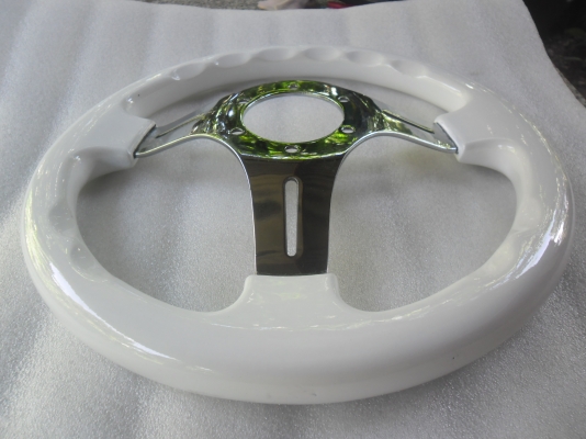 พวงมาลัยไม้สีขาว