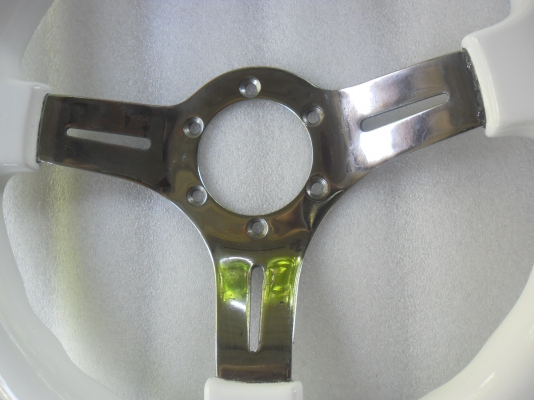 พวงมาลัยไม้สีขาว