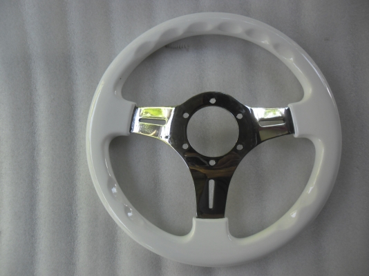 พวงมาลัยไม้สีขาว