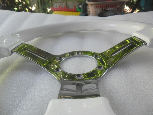 พวงมาลัยไม้สีขาว