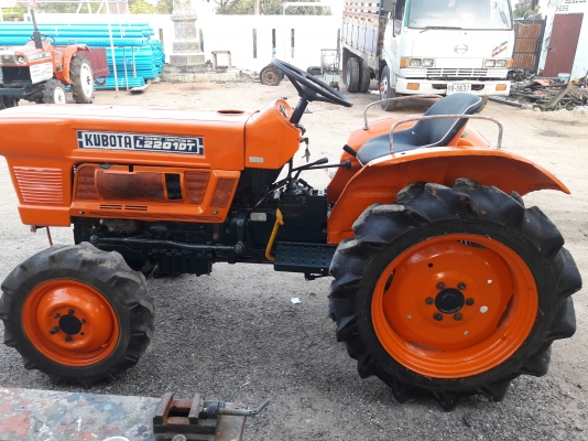 ขาย คูโบ้ต้า L2201 DT สภาพพร้อมใช้งาน  สองเพลา ตัวเปล่า ระบบใช้งานได้ทุกอย่าง ยางพอใช้ได้