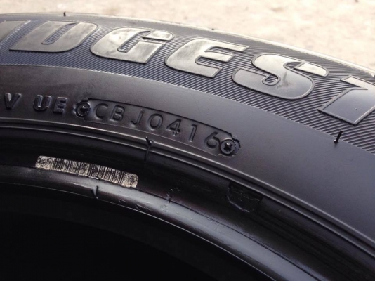 ยาง 215-65-16 Bridgstone ปี 16 1เส้น ปี 15 3เส้น ครบชุด 4 เส้น 6000 สวยๆไม่มีปะไม่บวมไม่กินข้างดอกยางเหลือเยอะเอาไปวิ่งกันใด้อีกยาวค่ะ