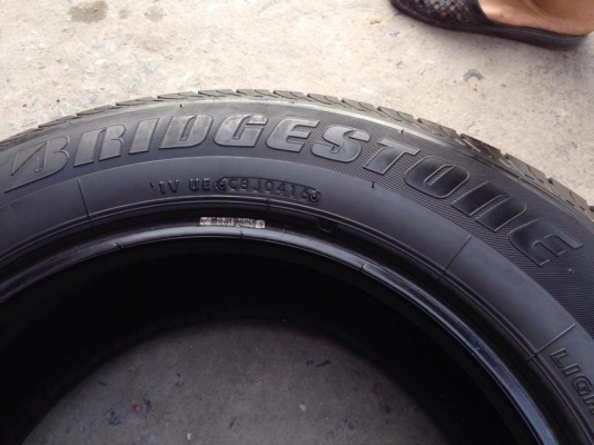 ยาง 215-65-16 Bridgstone ปี 16 1เส้น ปี 15 3เส้น ครบชุด 4 เส้น 6000 สวยๆไม่มีปะไม่บวมไม่กินข้างดอกยางเหลือเยอะเอาไปวิ่งกันใด้อีกยาวค่ะ