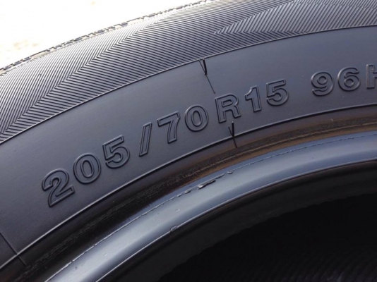 ยาง 205-70-15 YOKOHAMA ปี 15 ครบชุด 4 เส้น 5800 สวยๆไม่บวมไม่กินข้างดอกยางเหลือเยอะเอาไปวิ่งกันใด้อีกยาวค่ะ