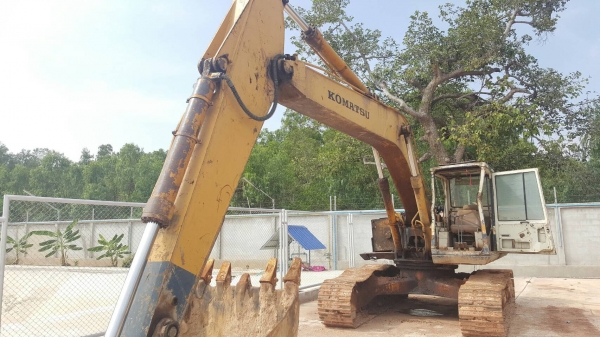 ขาย แบคโฮ KOMATSU PC220-3 รถใช้งานได้ปกติ เอกสารเล่มทะเบียนครบ ราคาต่อรองได้