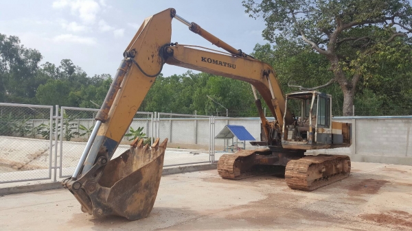 ขาย แบคโฮ KOMATSU PC220-3 รถใช้งานได้ปกติ เอกสารเล่มทะเบียนครบ ราคาต่อรองได้