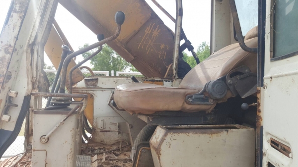 ขาย แบคโฮ KOMATSU PC220-3 รถใช้งานได้ปกติ เอกสารเล่มทะเบียนครบ ราคาต่อรองได้