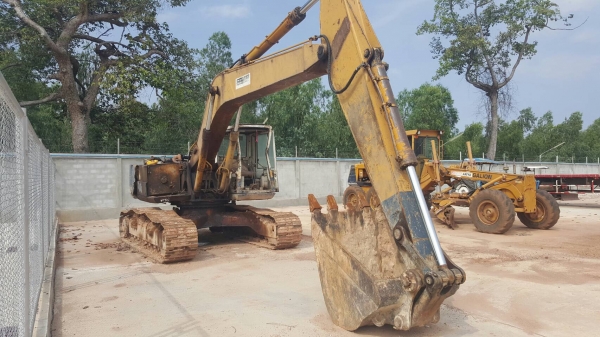 ขาย แบคโฮ KOMATSU PC220-3 รถใช้งานได้ปกติ เอกสารเล่มทะเบียนครบ ราคาต่อรองได้